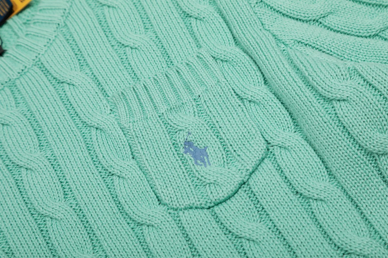 P154 💰 "Top quality" Style number: DS222# (not off the shelves all year round) [Ralph Lauren round neck pocket style solid color pony embroidered logo knitted short sleeves] ✅Ralph Lauren Ralph Lauren classic basic pocket all-match style goddess knitted short sleeves for all seasons ✅Main supplier platform live broadcast Wholesale entity Replenish when out of stock Not off the shelf ✅ZP quality 1:1 version Scan the code to enter the GF website Counter quality ✅Details and quality are the only one in Guangzhou. Imported quality cotton yarn, focusing on high-end, cost-effective, good quality needless to say. ✅The version is restored to the original order. The maximum size can be worn up to 160 pounds. Loose, comfortable and stress-free. ✅The upper body is simple and easy to match. A must-have for goddess ootd. Good-looking clothes are never picky. A must-have in the goddess’ wardrobe. Size: S-XL. Color: White, almond, purple, orange, gray, yellow, black, khaki, pink, navy, rose, green. Chinese red olive green light blue white label light blue blue label